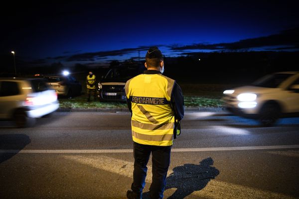 Les gendarmes contrôlent les automobilistes de nuit, image d'illustration.