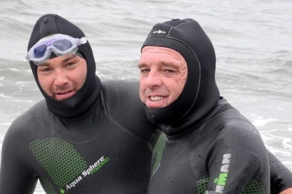 Croizon s’attaque au bassin d’Arcachon soutenu par son ami Arnaud lors de la traversée du détroit de Behring 
crédit photo : AFP PHOTO PATRICK FILLEUX