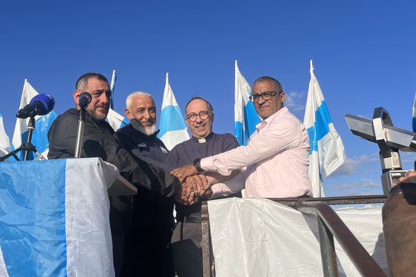 Lors de la minute de silence, le prêtre, l'imam et le rabbin ainsi que le leader des South Winers se sont tenu la main en signe de paix.