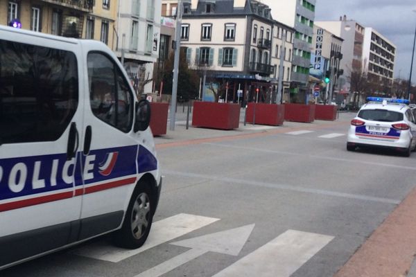 Dans la nuit de jeudi à vendredi 19 janvier, à Clermont-Ferrand, un individu qui tentait de fracturer une caisse automatique contenant de l'argent à l’aide d’un cocktail explosif a fini... à l'hôpital.