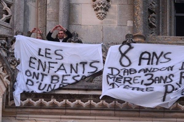 Quatre pères ont passé la nuit dans une des tours de la cathédrale