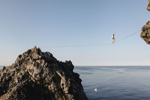 Un athlète lors d'une traversée dans les calanques à Marseille.