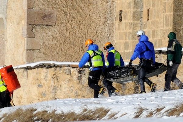 Les secouristes transportent le corps de l'une des victimes de l'avalanche de Ceillac