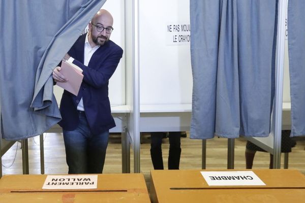 Le Premier ministre belge Charles Michel en train de voter, ce dimanche.