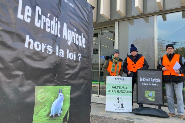 Depuis le mois de juin l'association Adefab manifeste devant le siège du Crédit Agricole à Besancon tous les mercredi après-midi.