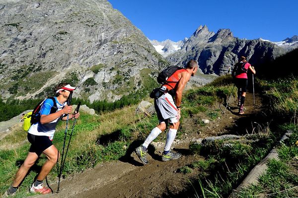 Des concurrents au Grand Col Ferret en Italie