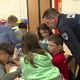 Dans cette école de Mougins (Alpes-Maritimes), un policier municipal participe à des ateliers de sensibilisations contre le harcèlement scolaire.