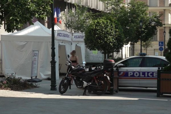 Des tentes sont installées à Clamart pour aider les habitants dans leur démarche de procuration.