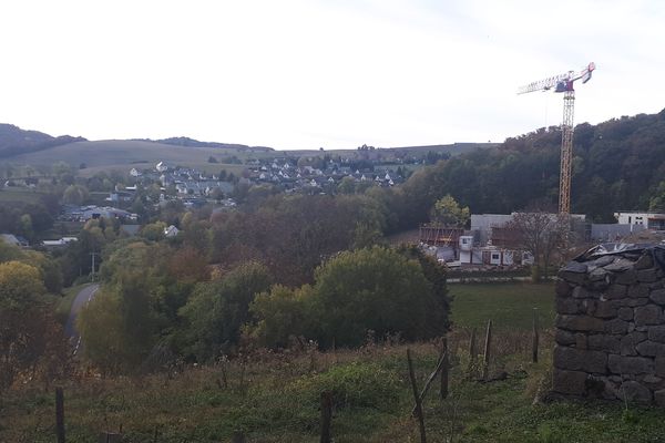 Le chantier du "Mildiss" à Serre-Bas, commune de Besse-et-Sainte Anastasie (Puy-de-Dôme) avance. L'hôtel 4 étoiles ouvrira à l'été 2019. 