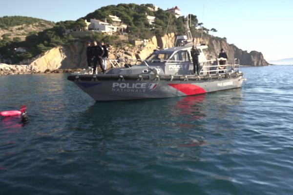 La police maritime contrôle la pêche aux oursins sur la côte bleue, afin d'éviter le braconnage.