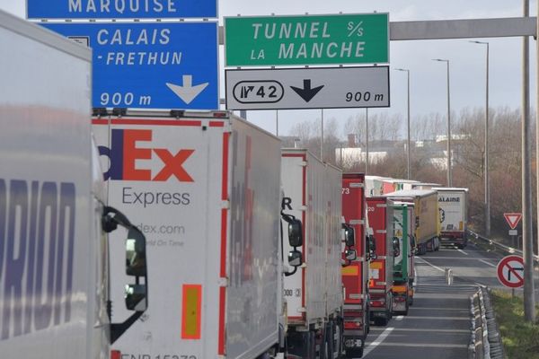 Malgré les bouchons provoqués par la grève des douaniers, la société exploitant le tunnel sous la Manche voit son chiffre d'affaires progresser.