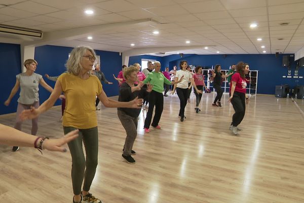 À Montpellier, Audrey Bosc donne des cours de danse à des personnes atteintes d'un cancer.