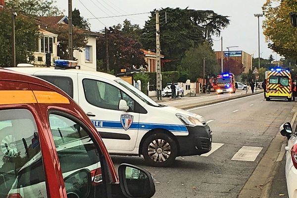 Plusieurs rues ont été fermées à la circulation dans l'après-midi du 21 octobre dans l'attente des démineurs.