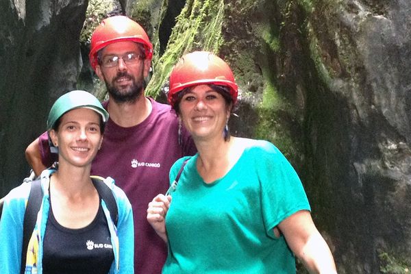 Elsa Panadès dans les gorges de la Fou avec Jean-Baptiste Puig et Aurélie Guerrero employés de la communauté de commune du Haut Vallespir.
