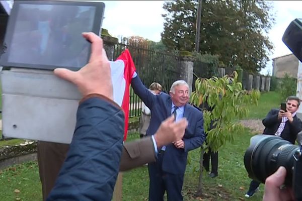 Gérard Larcher a inauguré une sculpture baptisée «Ve République» dans les jardins du Centre mondial de la Paix.