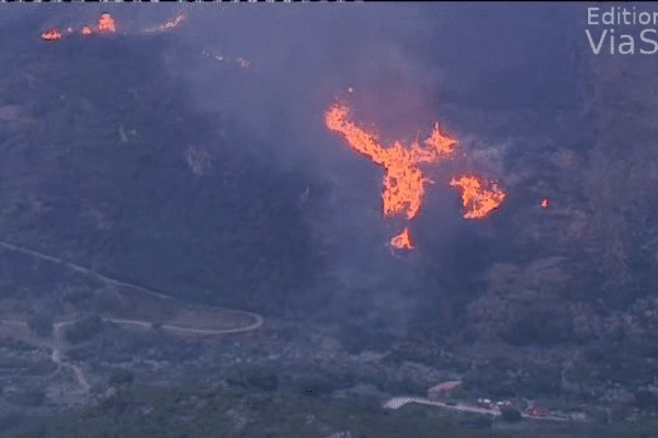 L'incendie s'est déclaré dans une zone difficile d'accès sur les hauteurs de Calenzana. 