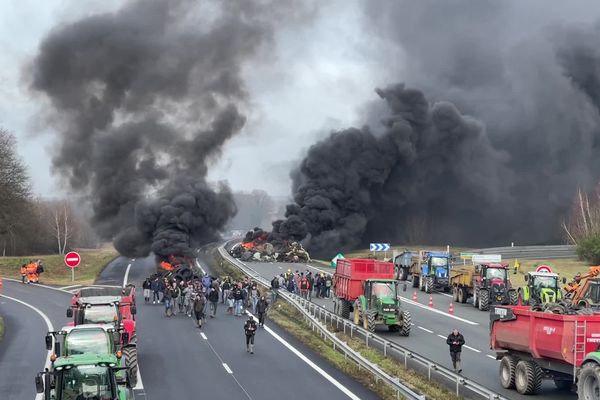 Blocage de l'autoroute A20 au niveau de l'échangeur de La Croisière par les agriculteurs en colère le 23 janvier 2024.