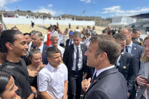 Des jeunes en foyer rencontrent Emmanuel Macron pendant le 14 juillet.