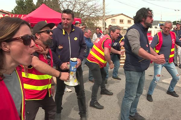 Les postiers de Perpignan ont dansé le Haka sur leur piquet de grève. Une démonstration de force et d'unité pour faire peur au gouvernement - 21 mars 2023.