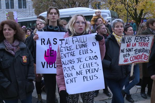 Manifestants lors de la marche contre la violence faites aux femmes à Besançon.