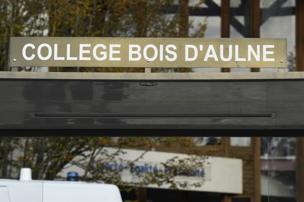 Deux semaines après la décapitation du professeur Samuel Paty près du collège du Bois d'Aulne, la rentrée scolaire s'annonce singulière.