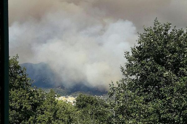 La fumée génère des particules en suspension.