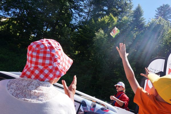 La caravane du Tour est l'occasion de récupérer quelques souvenirs ... mais ça se mérite !