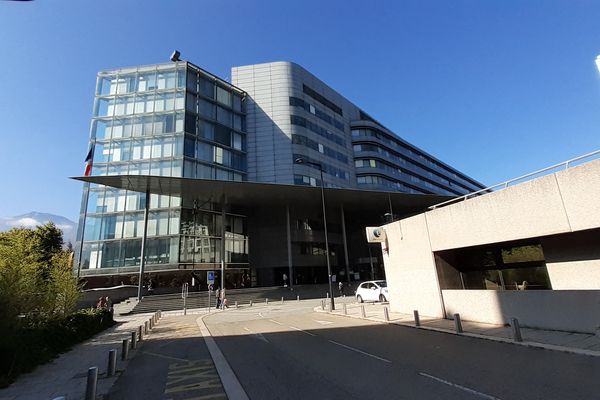 Le palais de justice de Grenoble, situé proche de la gare.