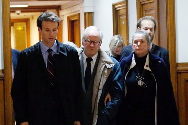 Pierre Pallardy arrive ce vendredi matin au Palais de Justice de Paris en compagnie de sa femme, Florence Pallardy ( à d.)