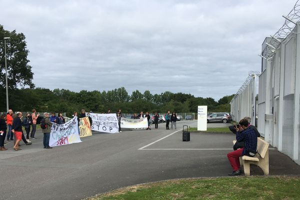 Une trentaine de manifestants tente de s’opposer à la réouverture du centre de rétention administrative de Rennes. 