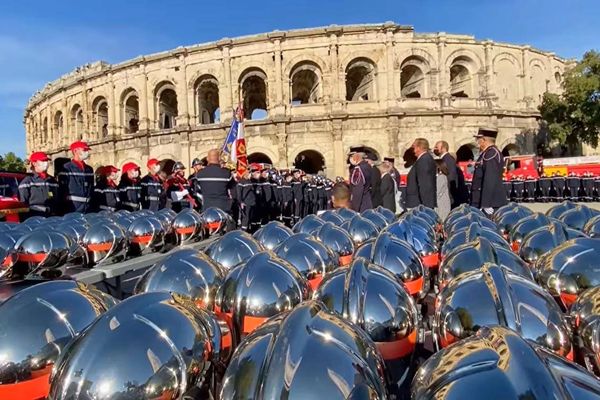 Nîmes - les honneurs pour les pompiers volontaires du Gard - archives