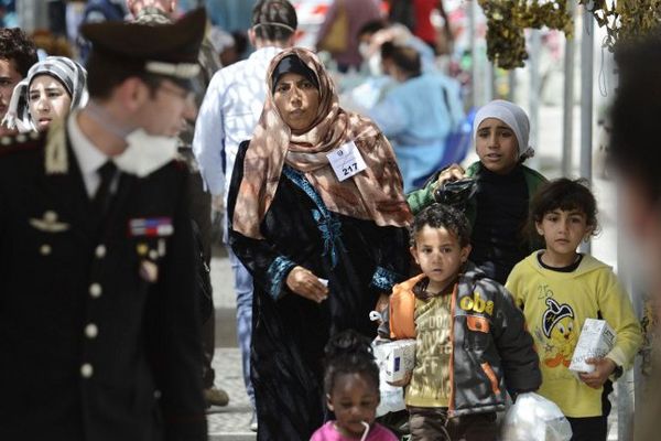 Des migrants à Naples en Italie après une opération de sauvetage en Méditerranée