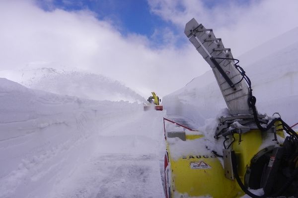 Les déneigements des grands cols de Savoie ont débuté en cette fin du mois d'avril.