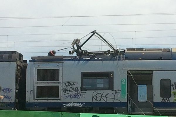 La caténaire arrachée par le TER près de la gare de Biot