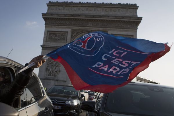 La joie des supporters parisiens, après le 4ème titre d'affilée de champion de France du PSG.