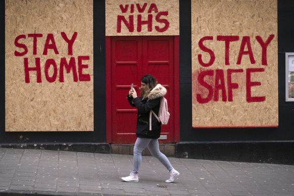 Dans les rues d'Edimbourg (Ecosse) ce lundi : des messages pour inciter à rester chez soi.