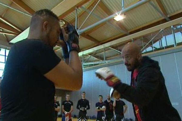 Cyrille Diabaté, ancien champion du monde de boxe thaï et combattant des deux plus grandes compétitions de MMA, est venu animer un stage de grappling fight à Ceyrat.