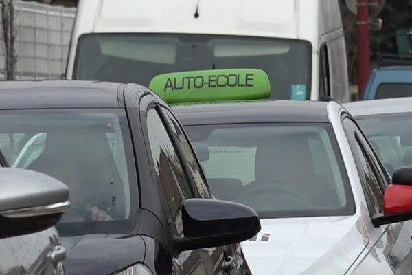 VIDEO. Il interdit aux auto-écoles de rouler dans sa ville aux heures de pointe