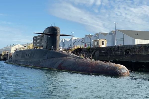 Un sous-marin en attente de déconstruction dans un bassin de la base de défense de Cherbourg (50).