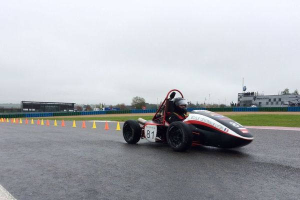 Des étudiants d’écoles d’ingénieurs ont présenté leurs prototypes de monoplaces thermiques ou électrique lors de la journée Formula Student France 2017 organisée à Magny-Cours. 