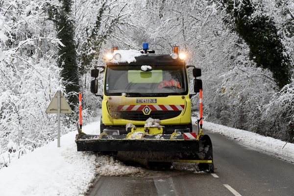 Prudence sur les routes dans les Pyrénées : la vigilance orange pour neige-verglas a été déclenchée dans les Hautes-Pyrénées, l'Ariège, la Haute-Garonne, les Pyrénées-Orientales et l'Aude.