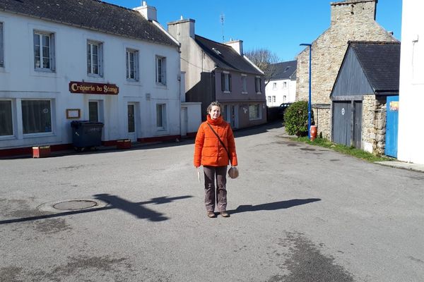 Marie-Noëlle, dans les rues désertes de Ouessant, confinement oblige