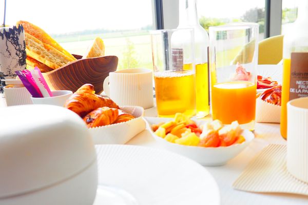 La table d'un restaurant. Ils se réinventent pour préparer la réouverture dès que possible. 