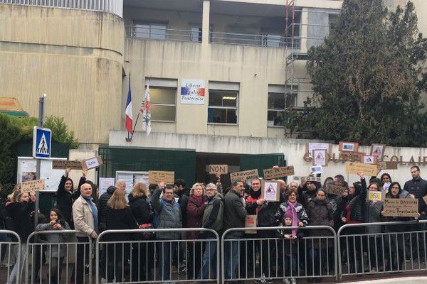 Devant le groupe scolaire Corniche fleurie à Nice, les parents manifestent, lundi 19 février