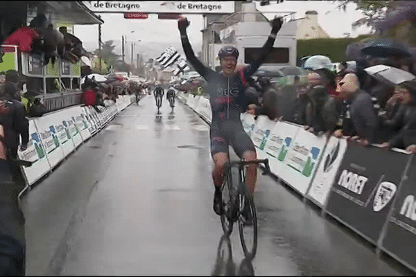 C'est sous la pluie que le jeune Néerlandais Cees Bol a franchi le premier la ligne d'arrivée à Plancoët.