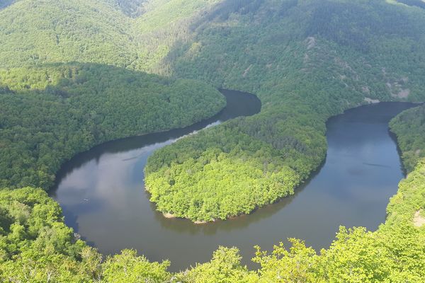 Le méandre de la Sioule à Queuille (Puy-de-Dôme), une des curiosités du pays des Combrailles.