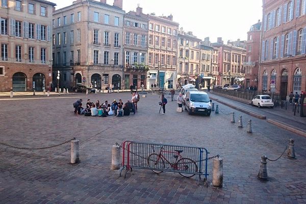 Pas la foule des grands soirs place Saint-Etienne pour l'apéro Facebook