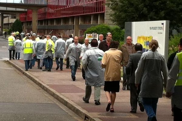 Les salariés de PSA dans l'usine la Janais ce matin