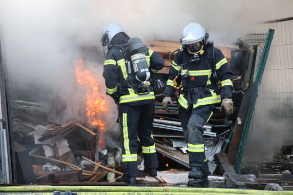 Un incendie a ravagé un site de stockage de pneus et de de divers matériaux à Colmar