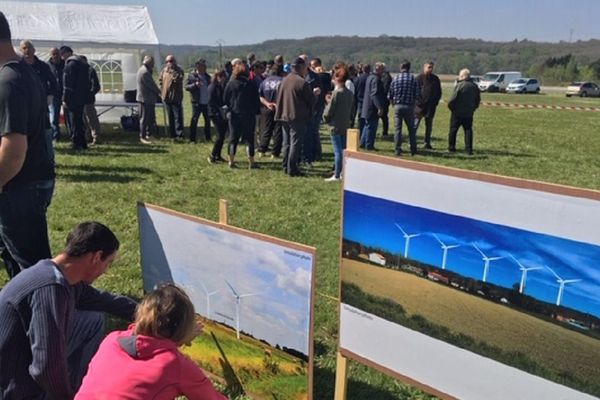 Les opposants au projet éolien ont visualisé le futur projet sur des affiches.